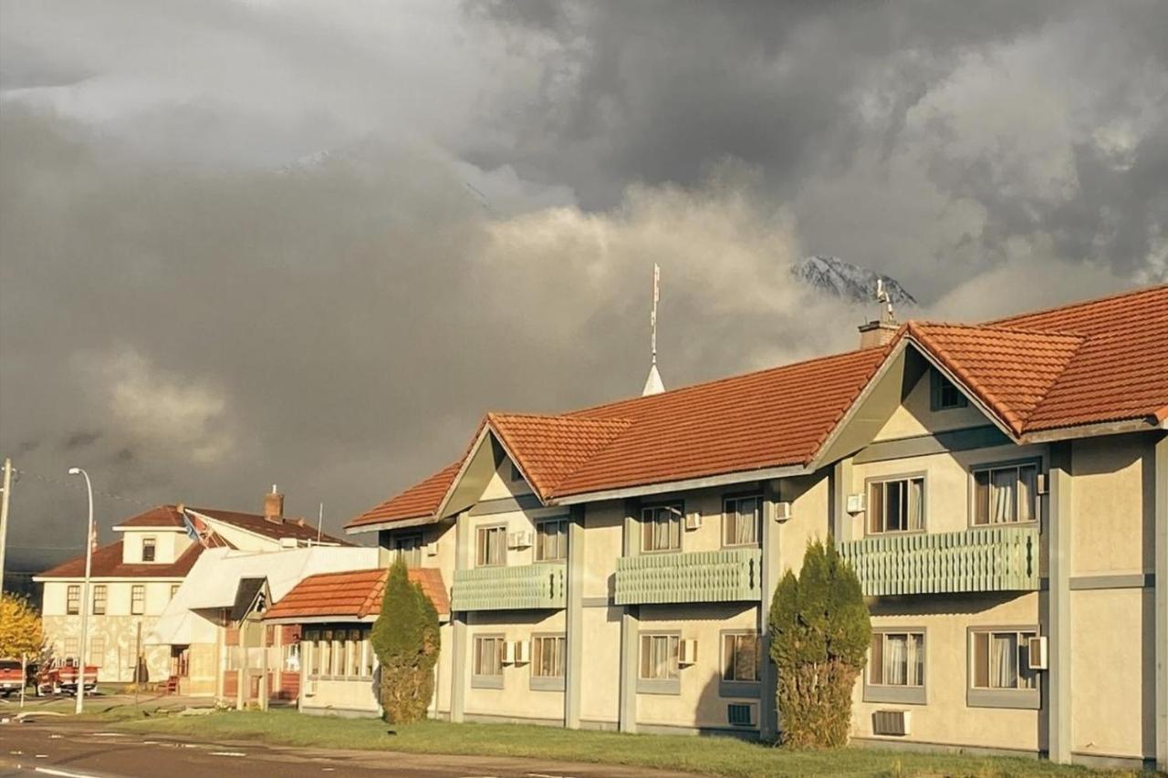 Stork Nest Inn Smithers Exterior foto